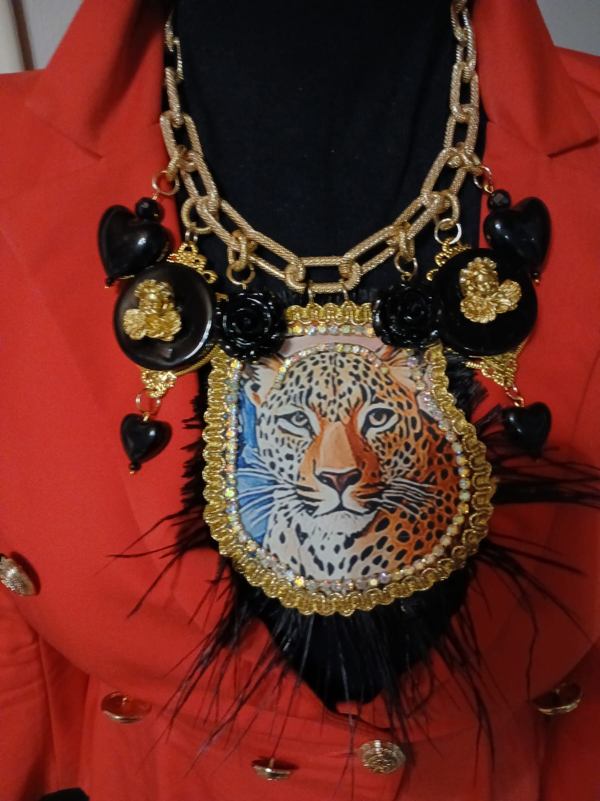 Necklace with large leopard and resins